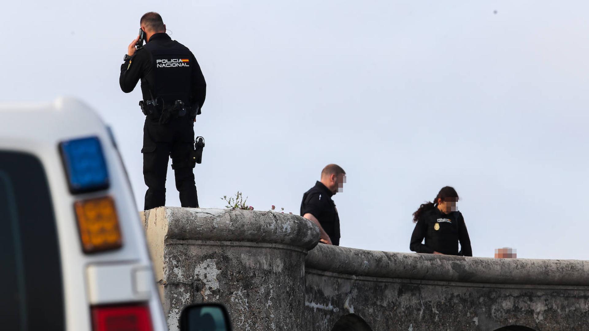 La Policía Nacional Salva In Extremis A Un Hombre A Punto De Tirarse Desde El Cerro De Santa 7745